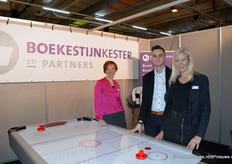 Tafelvoetbal bij BoekestijnKester en Partners met op de foto Mariska Hilgevoord, Luuk Kester en Elianne Korff. Naast het spel ook serieuzere zaken met op 9 april een seminar ‘Actualiteiten personeel en onderneming’ door Mariska en Elianne over onder meer de veranderingen in WAB.